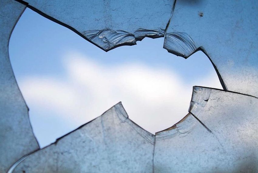 Baleset Nyíregyházán: ablakot tört az oszlop