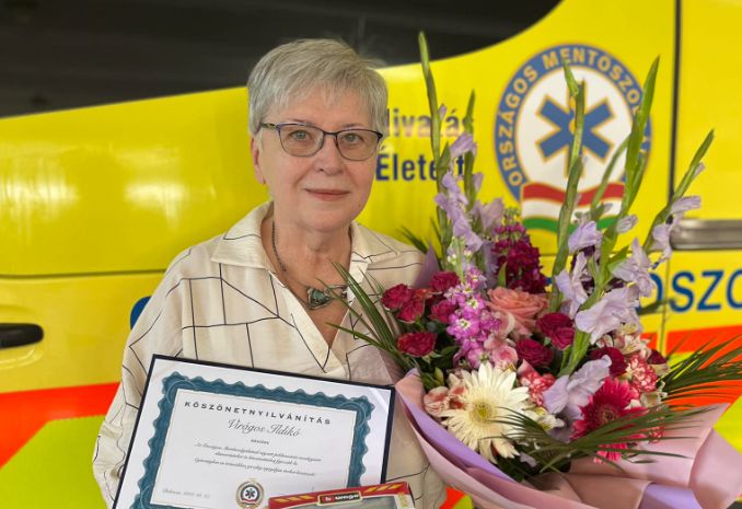 Virággal, nyaklánccal búcsúztak a mentők debreceni kollégájuktól
