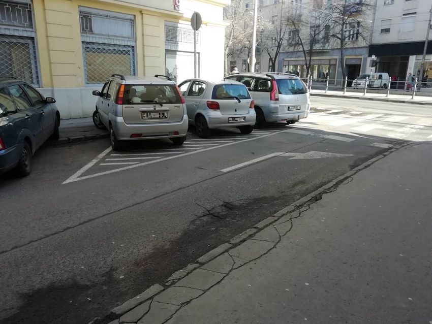 Így parkolnak a debreceni rendőrségtől kilenc lépésre!