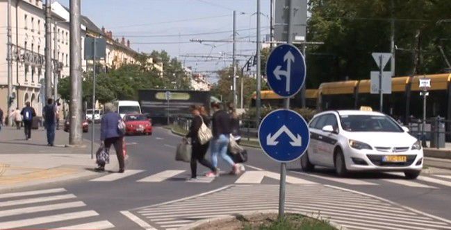 Hülyegyerek szórakozik a közlekedési táblákkal Debrecenben