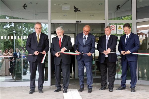 Átadták a Debreceni Egyetem onkoradiológiai klinikájának új épületét