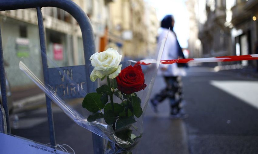 Rózsákkal gyászolnak Nizzában