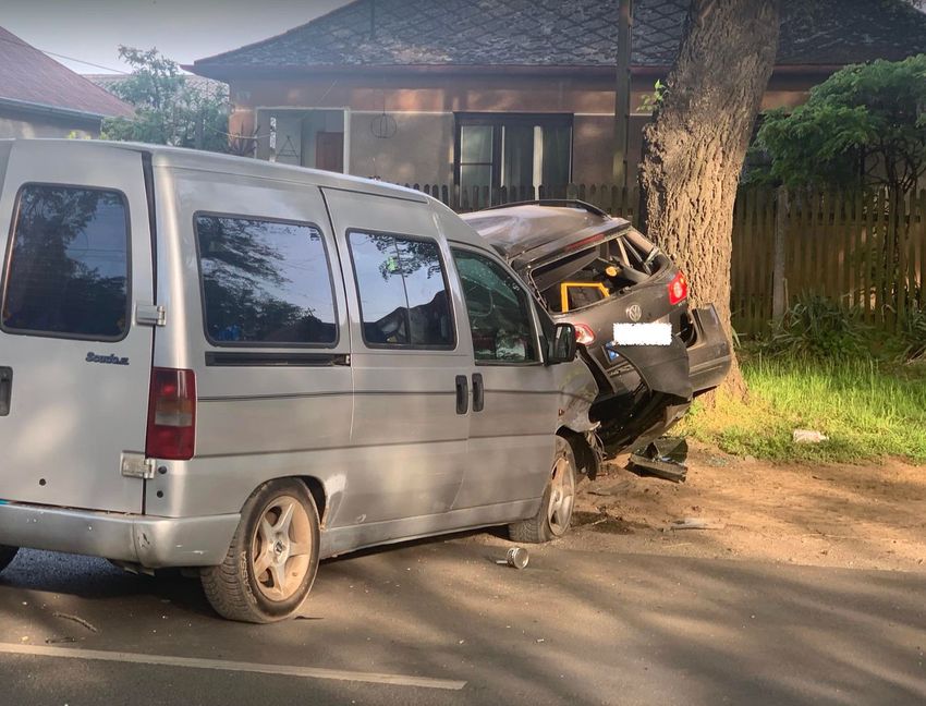 Karambol a Vécsey utcán: egy parkoló autó is bánta