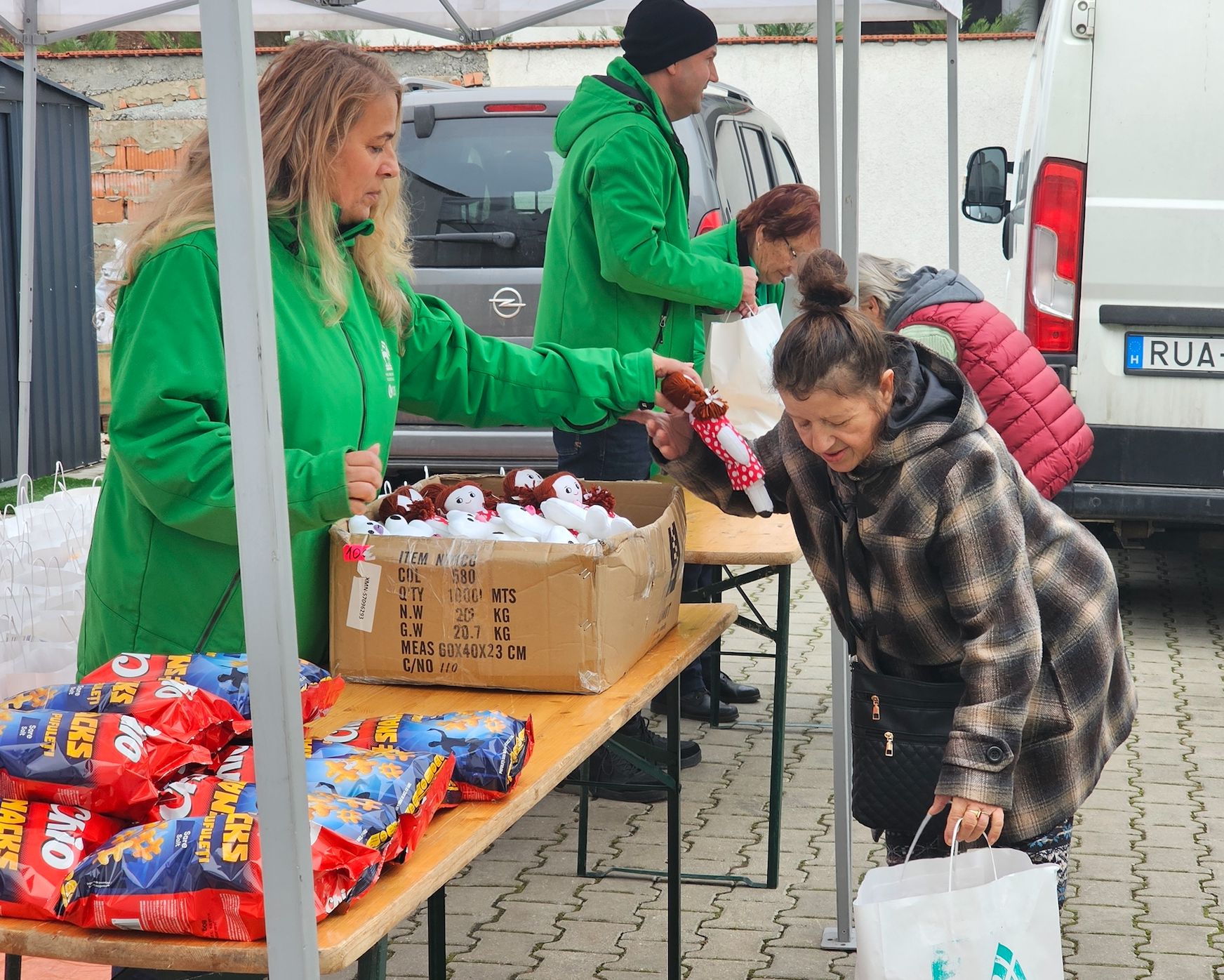 Közel 120 rászorulót ajándékoztak meg Debrecenben