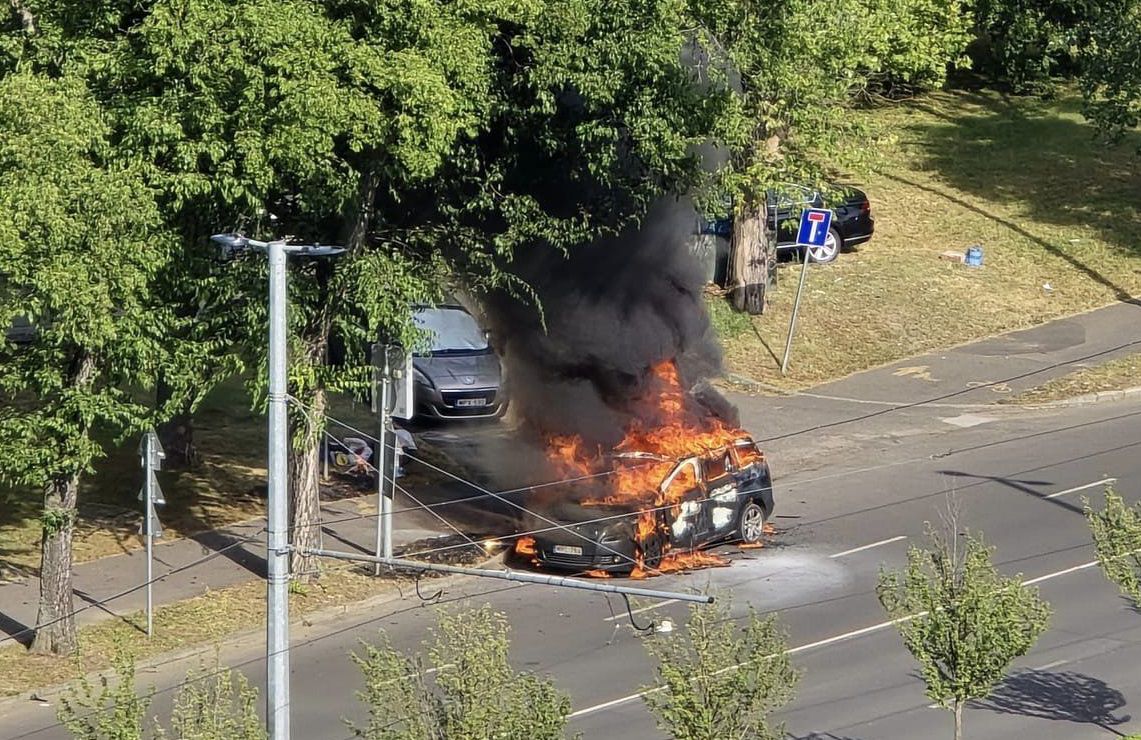 Lángoló autóhoz vonultak a debreceni tűzoltók