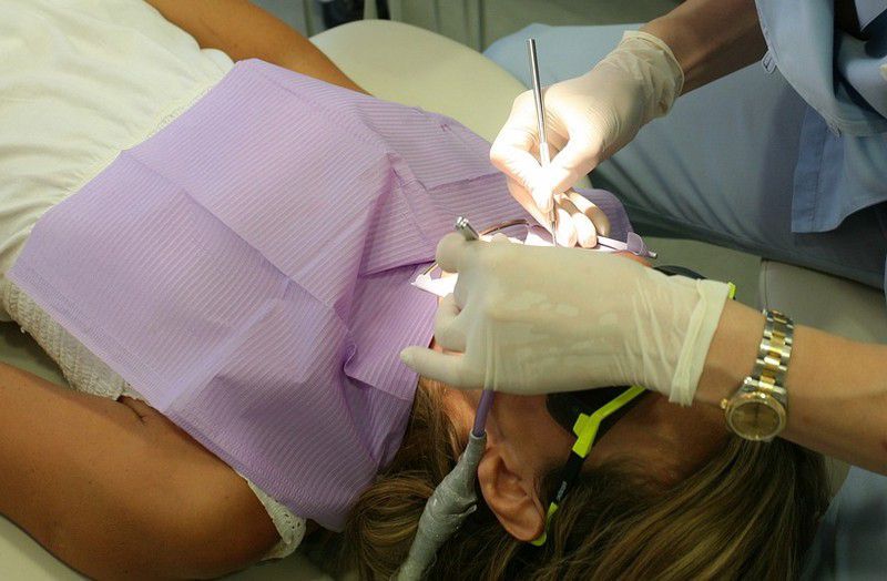 Ingyen szednek fogkövet a debreceni fogorvostan hallgatók