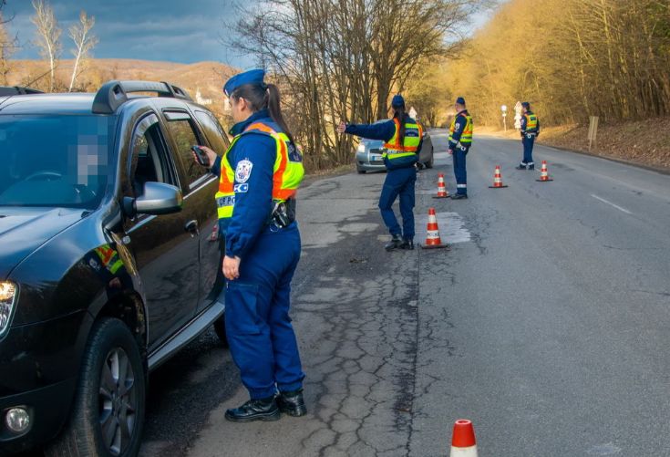 El akart menekülni a rendőrök elől Mezőkövesden