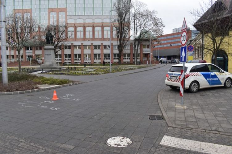 Két biciklis ütközött Debrecenben – egy nő súlyosan megsérült