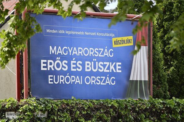 Debrecenben is plakátol a kormány
