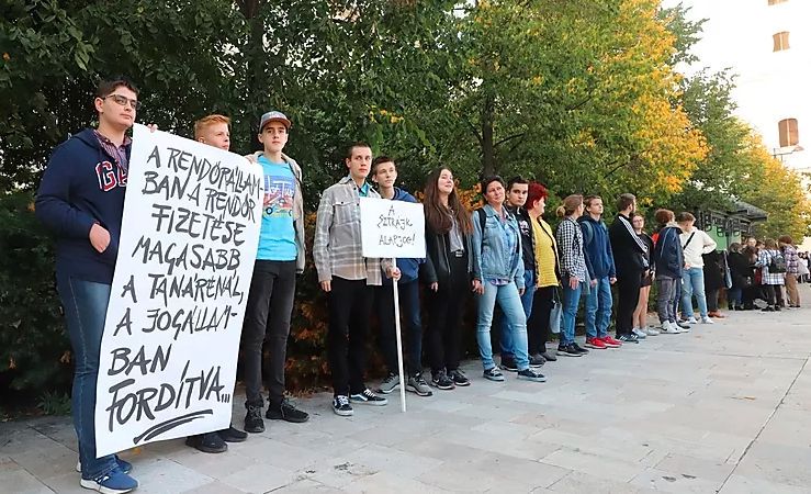 Nem csak a tanárokért demonstráltak Miskolcon
