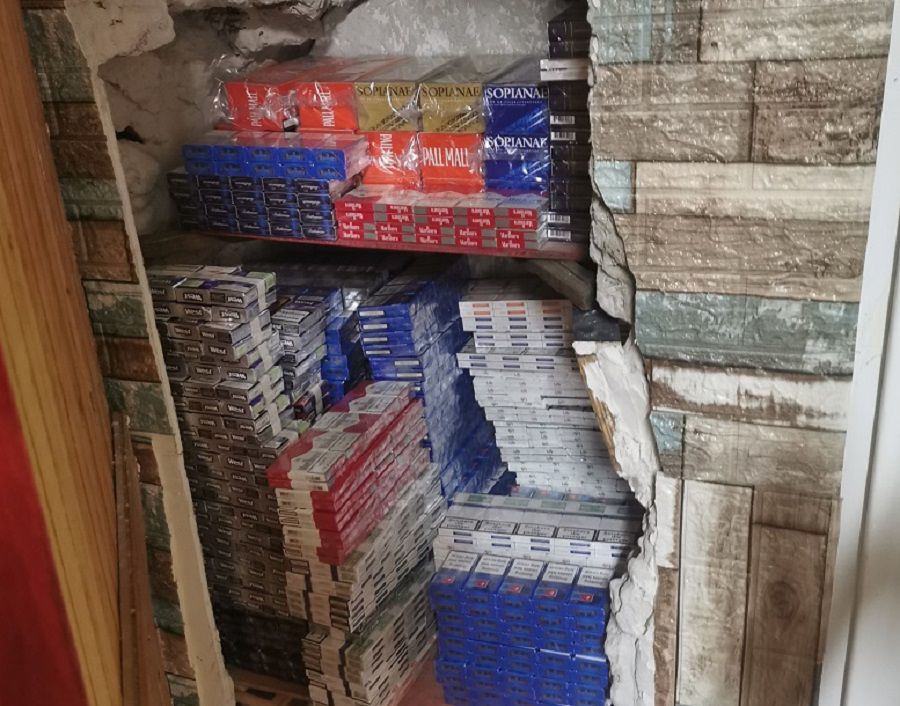Több ezer doboz cigaretta egy borsodi ház falában 
