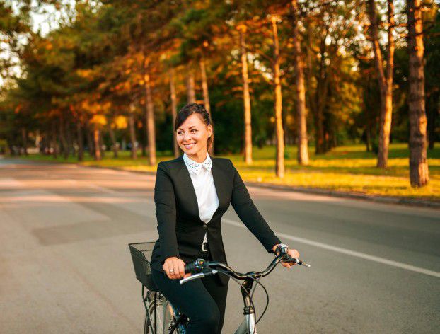 Elegáns női ruhában is lehet a városban biciklizni! Tévhiteket oszlatnak + VIDEÓ!