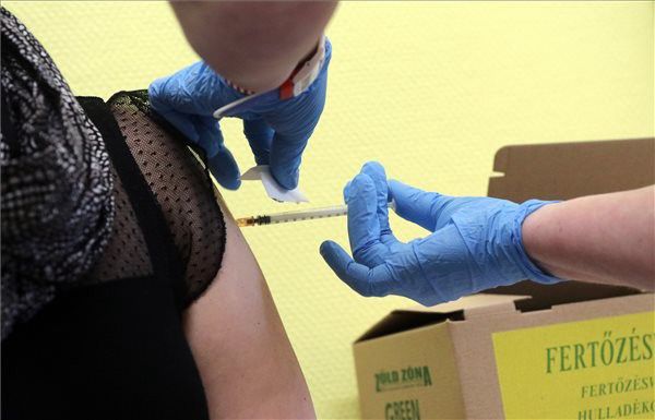 Menczer: az időseknél is hatásos a kínai vakcina