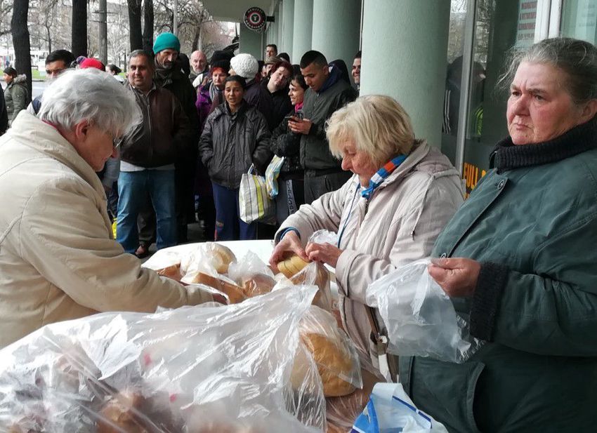Szegények húsvétja: rengetegen kaptak ingyenebédet Debrecenben