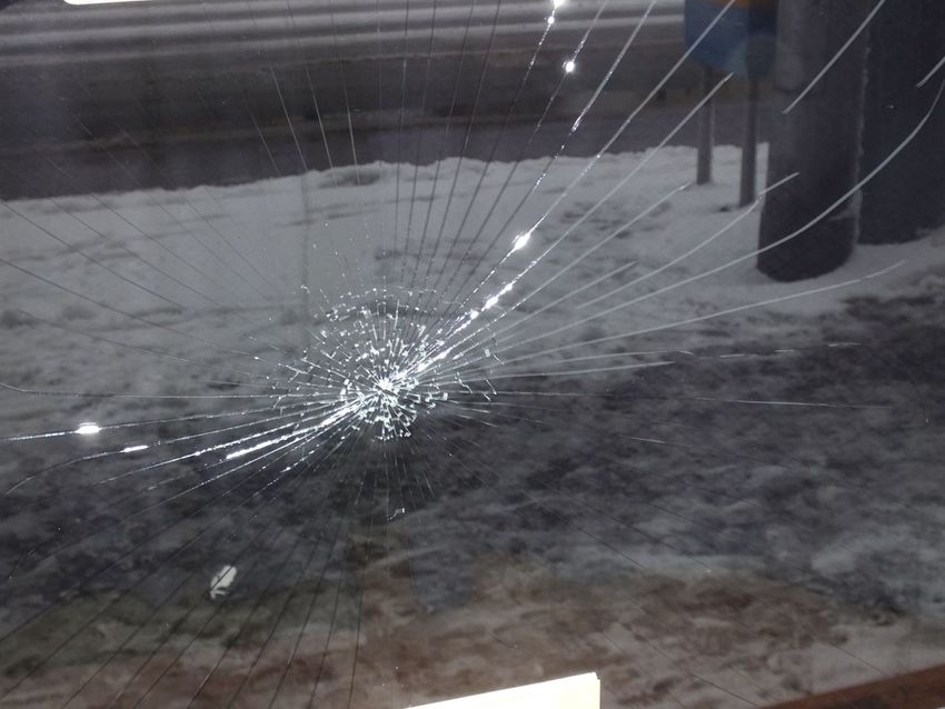 Dühös ember verte be egy söröző ablakát Debrecenben