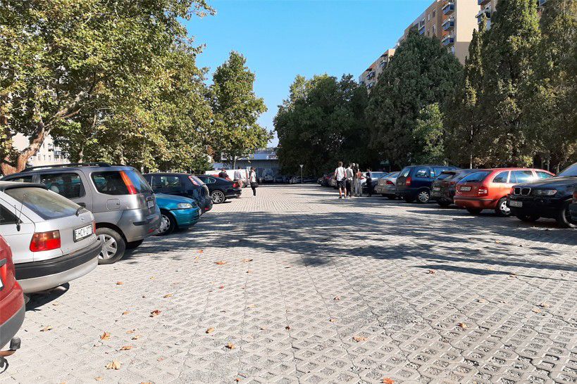 Új parkolókat avattak a Tócóskertben