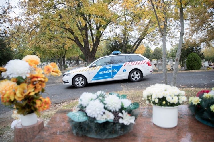 Rendőrök felügyelik a rendet a szabolcsi temetőkben