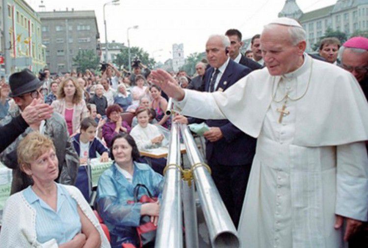 A 30 évvel ezelőtti pápalátogatásra emlékeznek Debrecenben