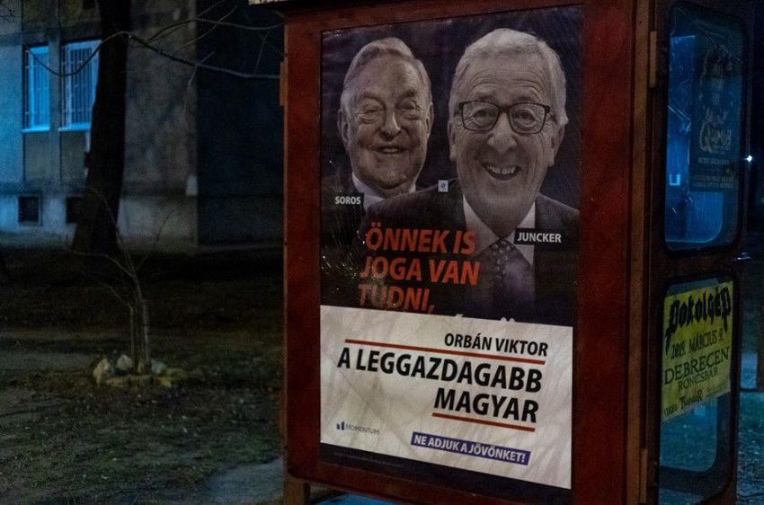 Debrecenben is meghekkelték a kormányplakátokat