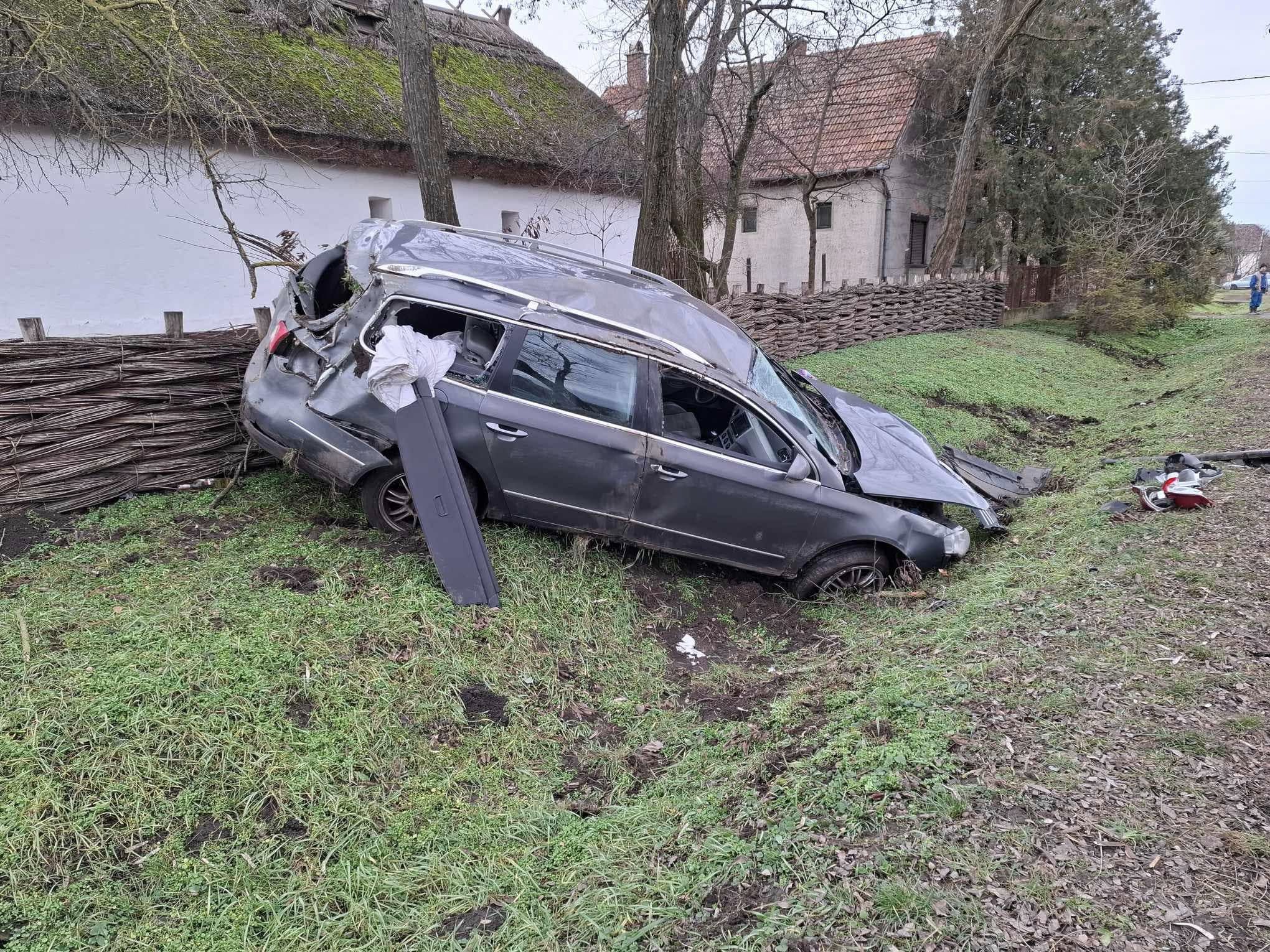 Árokba csapódott egy autó Bakonszegen