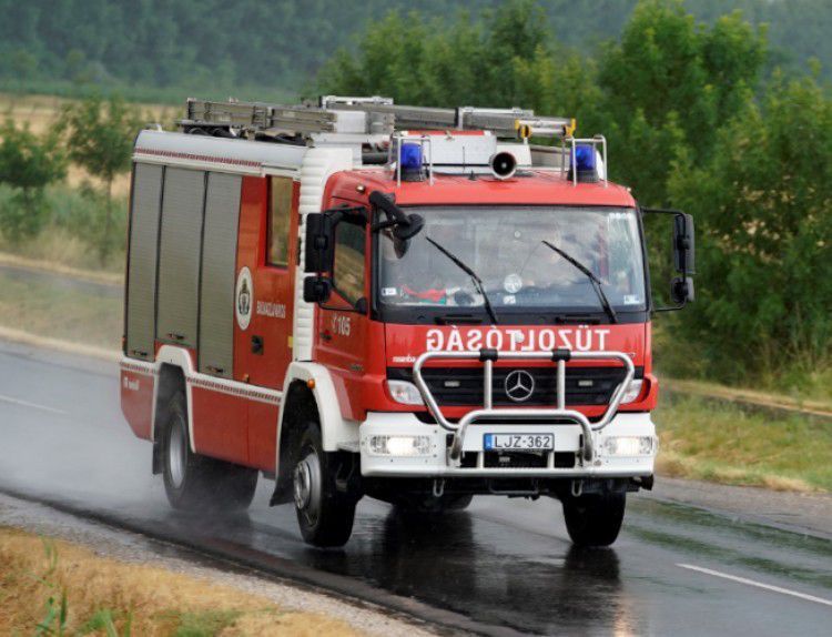 Csőtöréshez, balesethez és tüzekhez vonultak a megyei tűzoltók