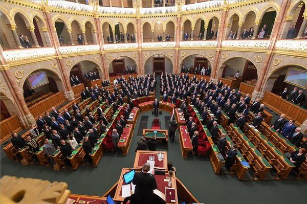 Az Országgyűlés elfogadta az alaptörvény tizedik módosítását