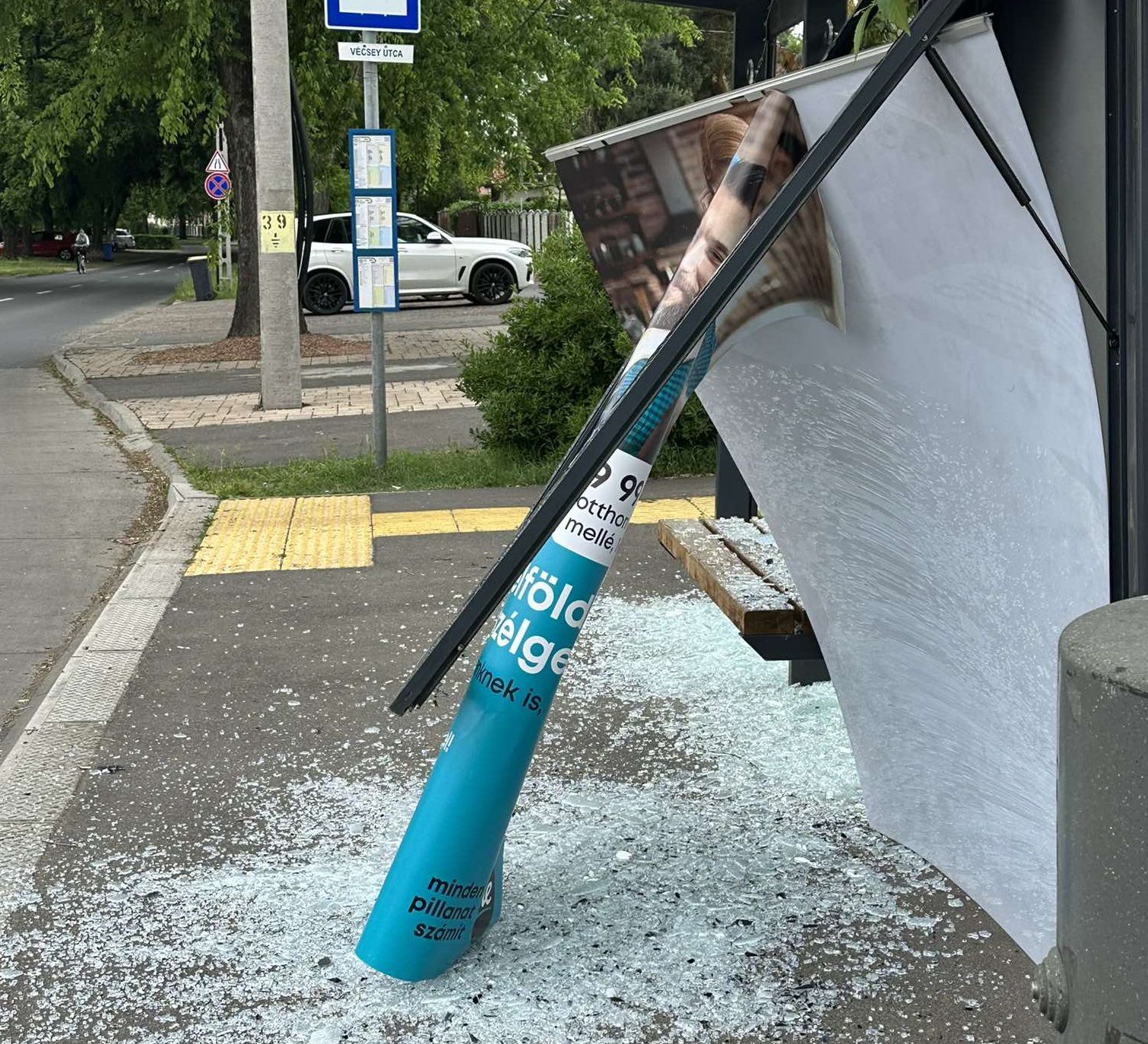 Teherautó tört-zúzott a debreceni megállóban Teherautó tört-zúzott a debreceni megállóban