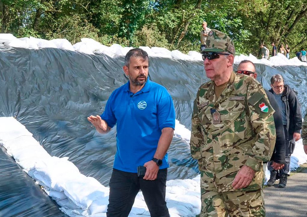 Még a gátakon is üti-vágja egymást Magyar Péter és a Fidesz