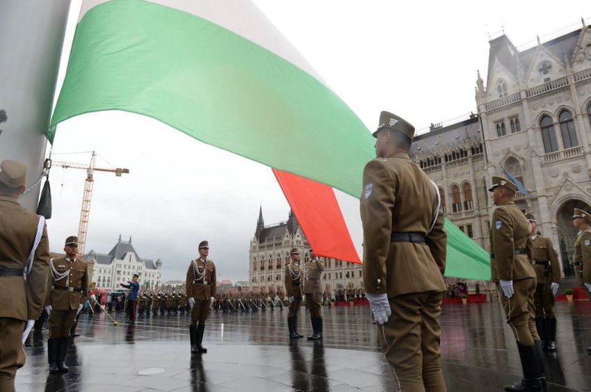 Felvonták Magyarország lobogóját