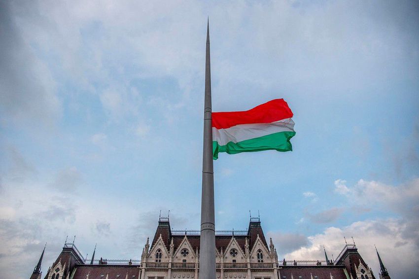 Nemzeti gyásznap – félárbócon a magyar lobogó