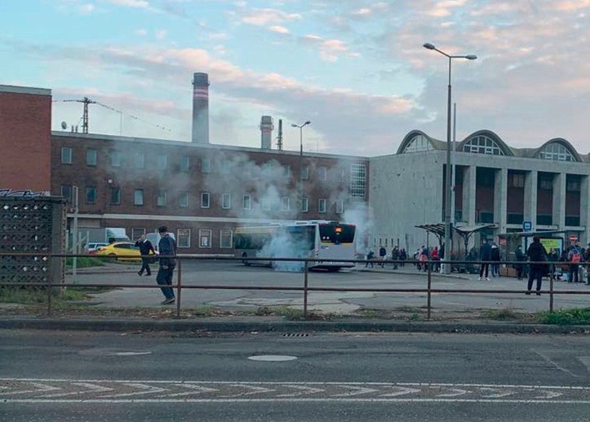 Füstölő Mercedes busz Debrecenben