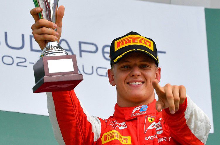 Schumacher nyert a Hungaroringen