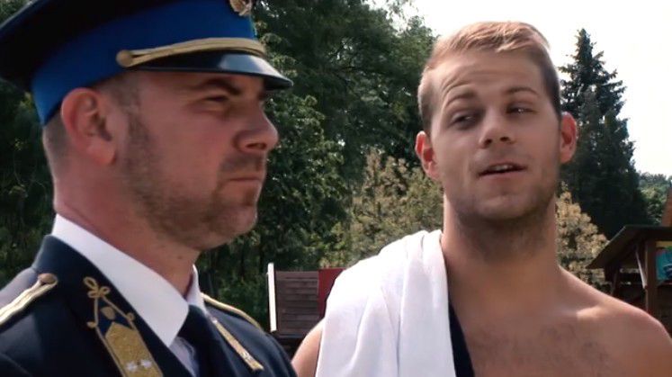 Mókás videóval figyelmeztet a veszélyre a rendőr és az úszósztár
