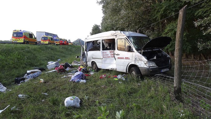 Tízen sérültek meg a Bács-Kiskun megyei buszbalesetben