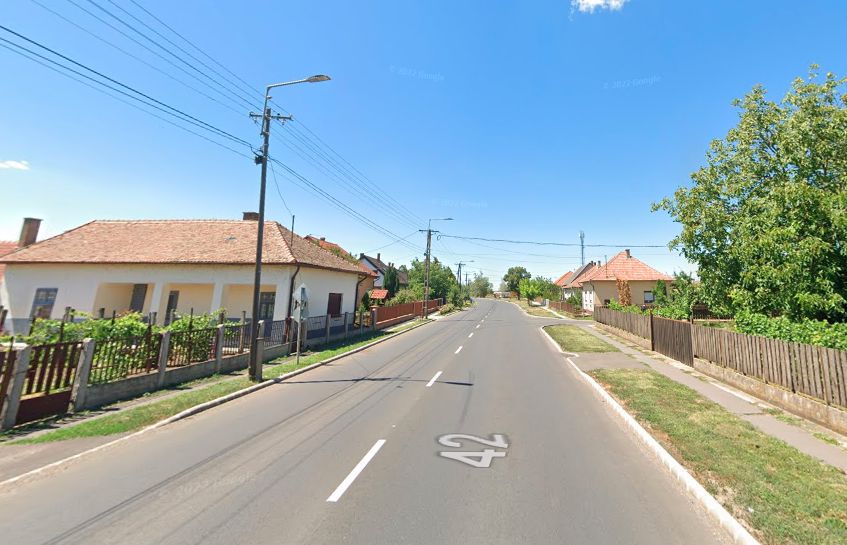 Oszlopnak, majd kerítésnek csapódott egy kocsi a 42-esen