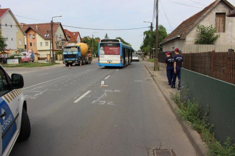 Busz utasai sérültek meg Debrecenben