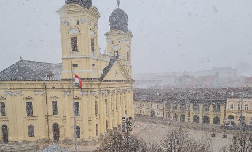 Még télen sem hullott ekkora pelyhekben a hó Debrecenben!