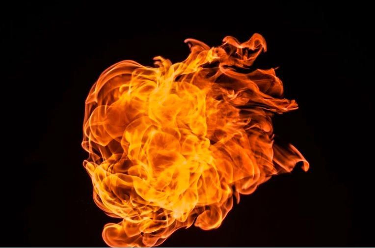 Gázpalack is robbant a hajdúszoboszlói tűzben