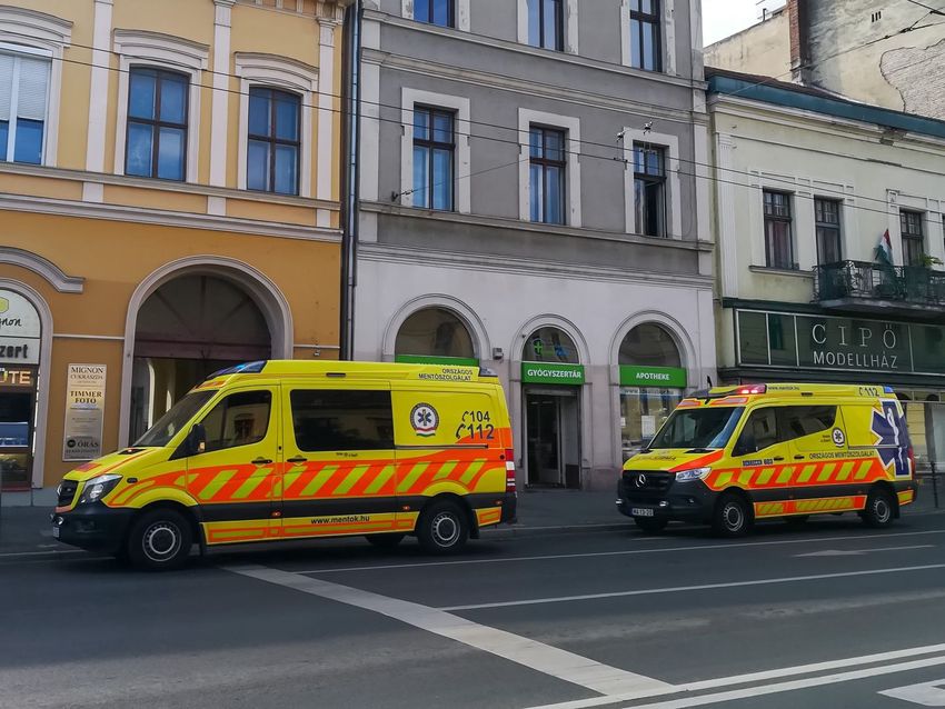 Mentők Debrecen központjában egy rosszullét miatt