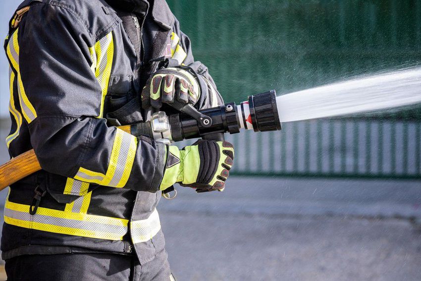 Műanyag ládák lángoltak egy hajdúnánási épületben