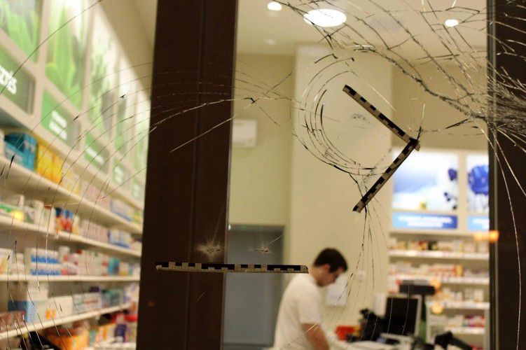 Térkővel törte be a debreceni gyógyszertár kirakatát