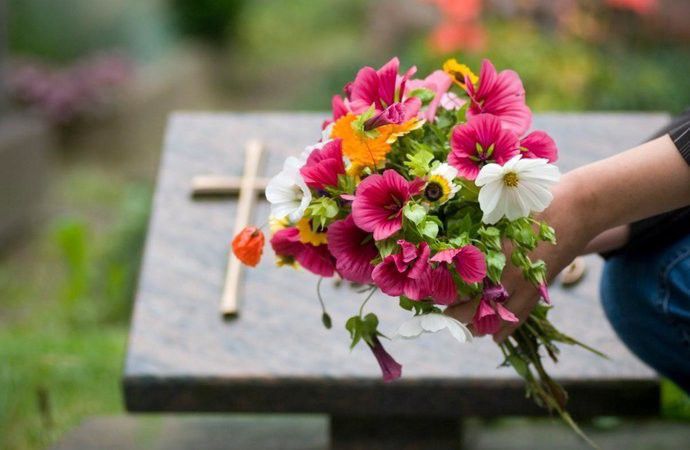 Virágokat lopott egy férfi a csengeri temetőből
