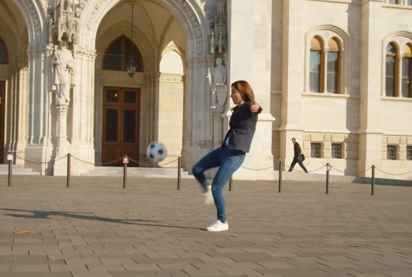A miskolci miniszterasszony berúgja a labdát egy kocsmába