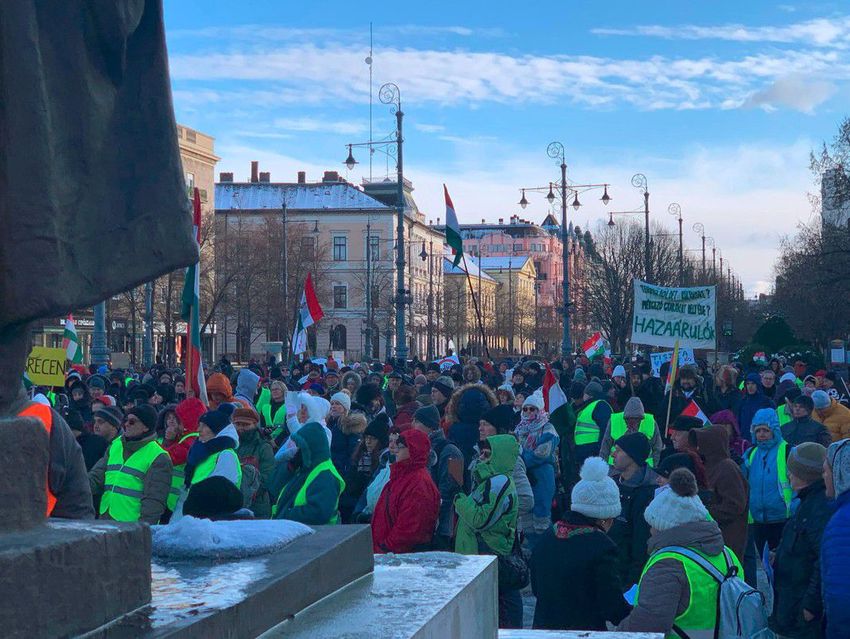 Kétszázan tüntetnek Debrecenben az akkumulátorgyár-építés ellen