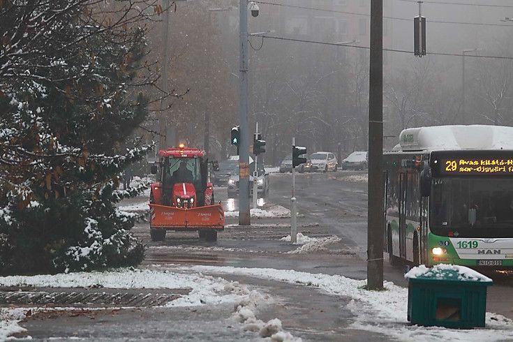 Miskolcon közel kétszáz ember küzd a hóval