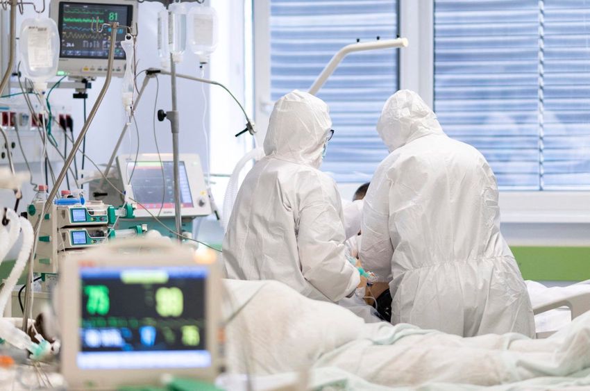 Járvány: több mint kétezer koronavírusos van kórházban