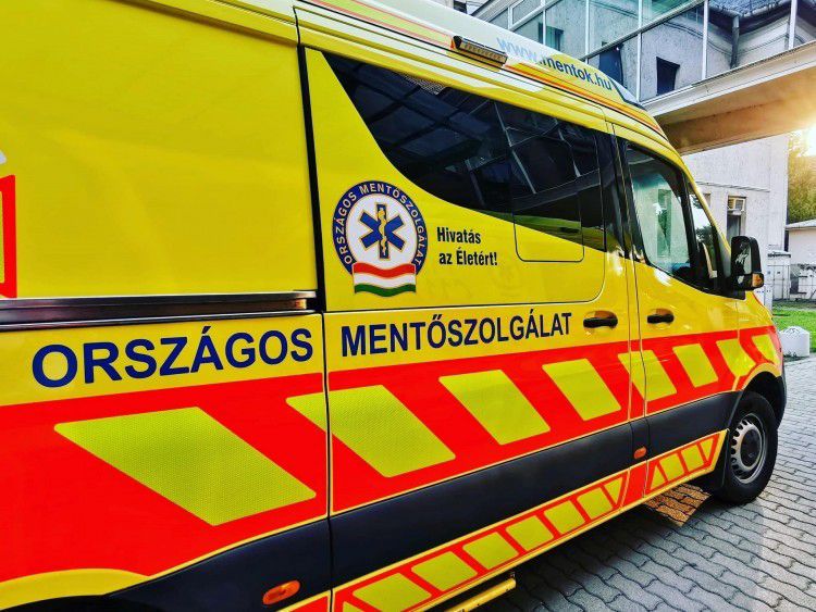 Felborult egy autó Debrecenben, riasztották a mentőket