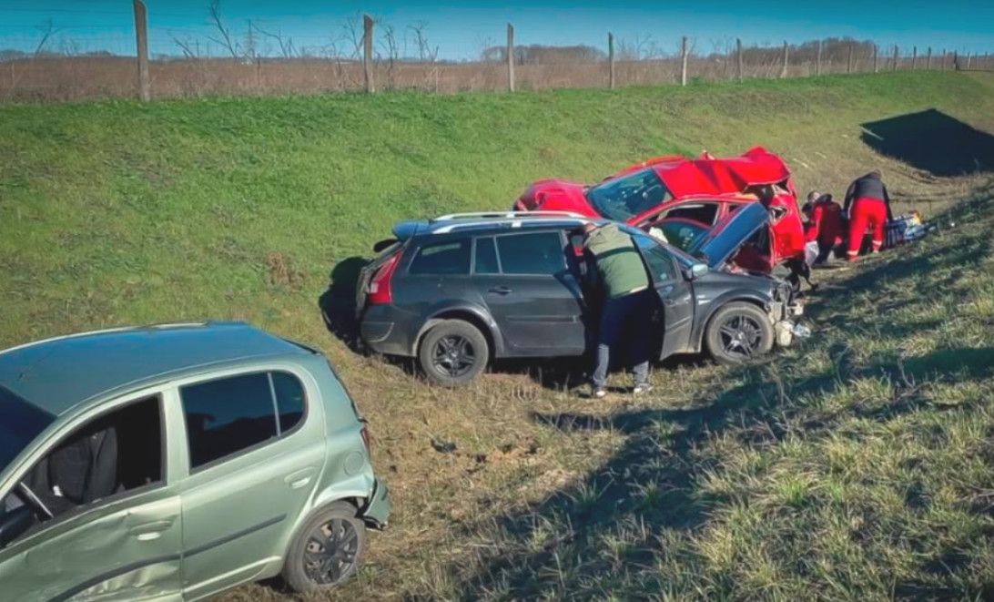 Tömegkarambol Debrecennél; lezárták az autópályát