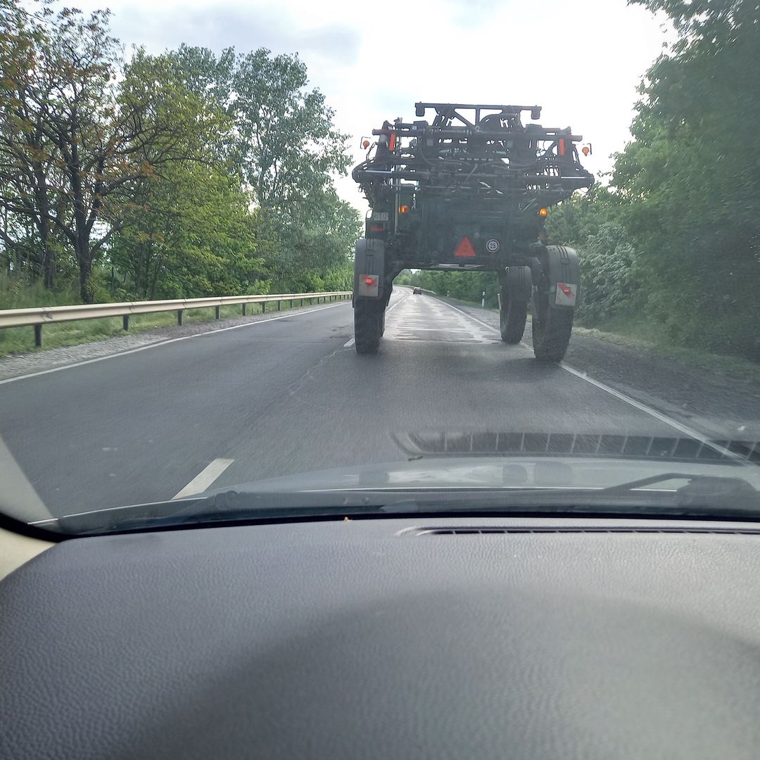 Sok a mezőgazdasági jármű – vigyázzunk az úton!