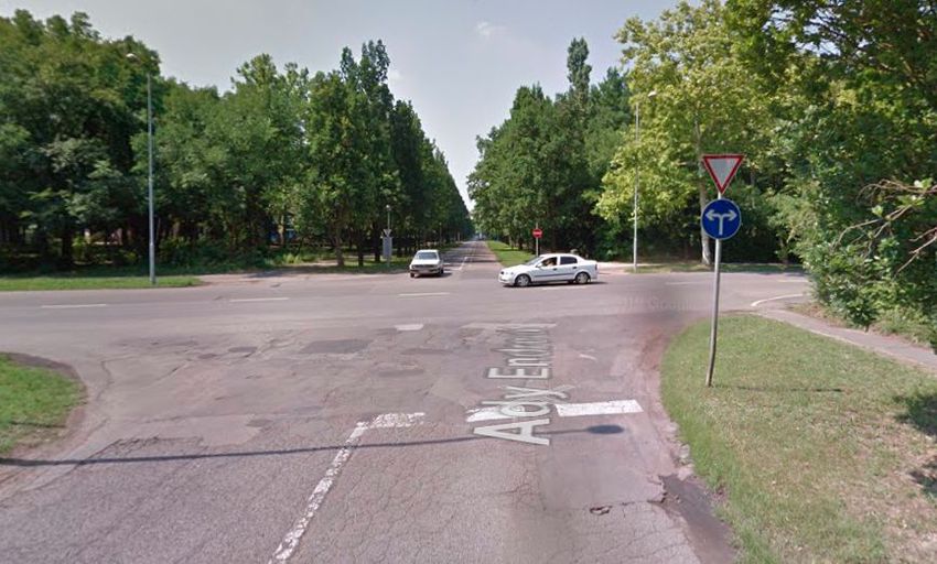 Motor és autó ütközött Debrecenben – riasztották a mentőket